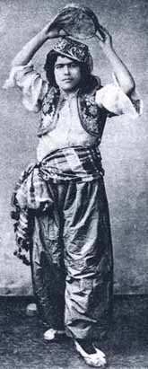 Kek with a tambourine

Dancing Kek with a tambourine.

Photograph, late 19th c.
Private collection.
